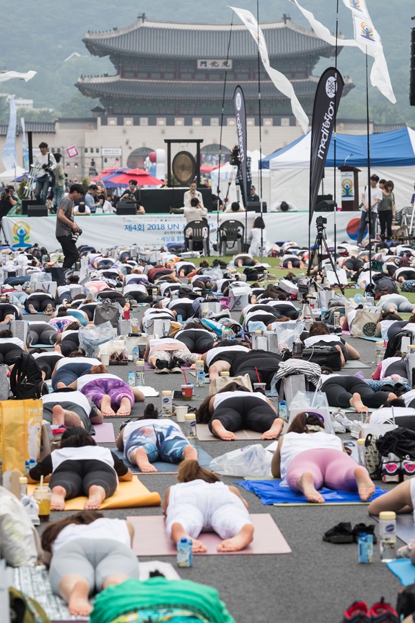 시민들과 외국인 관광객들이 17일 제4회 2018 유엔(UN) 세계 요가의 날을 맞아 서울 광화문광장에서 요가를 하고 있다.(출처=뉴스1)