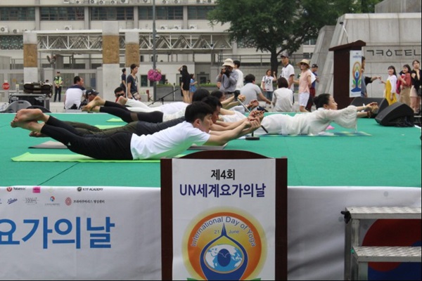 무대에서 요가 자세를 선보이고 있다.