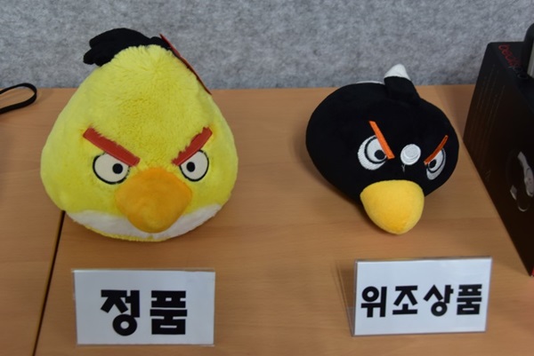 앵그리버드 정품과 위조 상품.