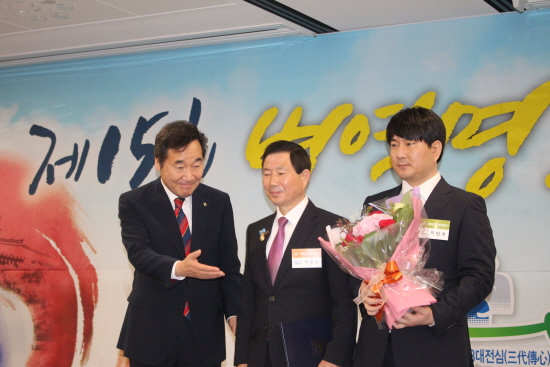 이낙연 총리가 직접 국무총리 표창자에게 표창을 수여했습니다.