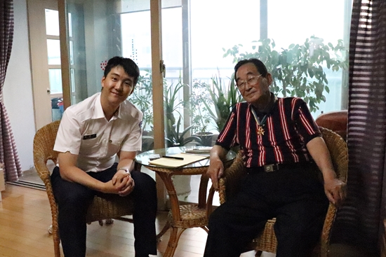 인터뷰가 마무리에 접어들 때 진용하 씨는 미래에 장교가 될 기자에게 조언을 아끼지 않았다.