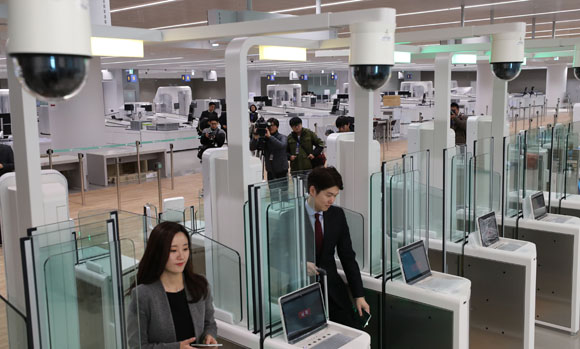 인천공항 제2여객터미널 출입국심사 시스템.  (사진=저작권자(c) 연합뉴스, 무단 전재-재배포 금지)