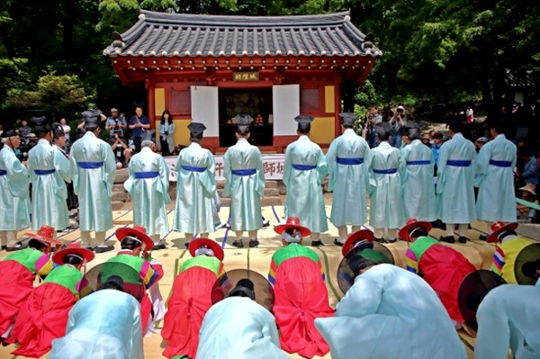 음력 4월 15일 대관령 산신제와 성황제를 성대하게 지내고 성황님을 강릉으로 모셔온다.