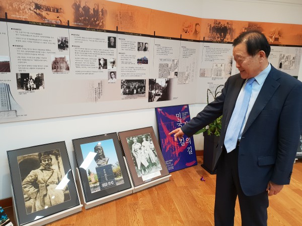 우당기념관 벽면에 세워둔 홍범도 장군 사진
