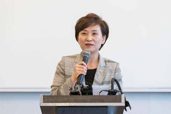 김현미 장관은 취임 1주년 기자회견에서 주52시간 시행으로 인한 혼란을 최소화하겠다고 밝혔습니다.