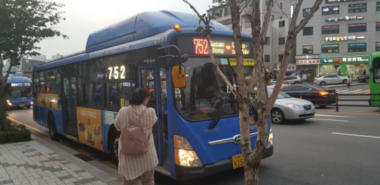 서울 동작구와 서울 은평구를 오가는 752번 버스.