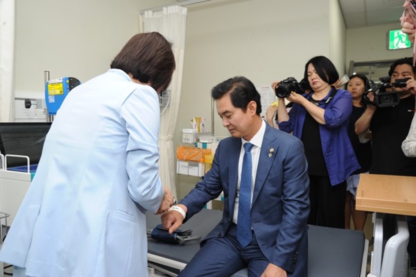 임상 대상자가 받는 스크리닝 테스트를 직접 체험하는 류영진 식약처장 (사진출처=식약처 대변인실)