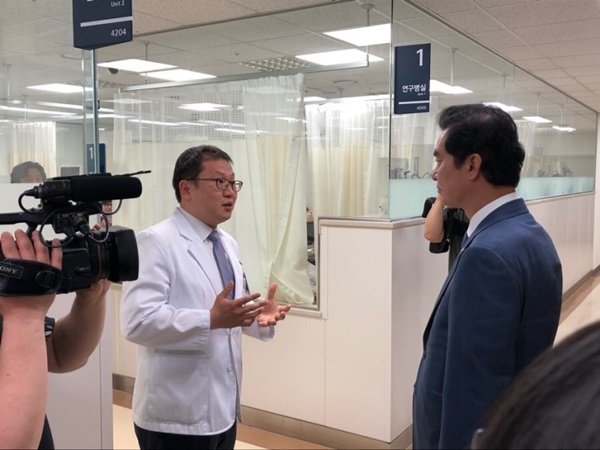 연구원의 설명을 듣고 있는 류영진 식약처장