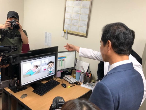스크리닝실에서 임상대상자는 식약청 데이터베이스에 접속해 임상시험 참가 이력을 확인하고 본인이 참여하는 임상시험에 관한 영상자료를 시청한다. 