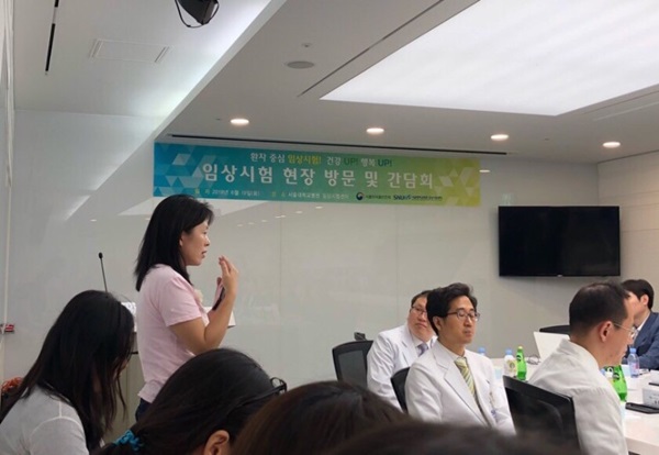 환자보호에 대해 질의 중인 정책기자