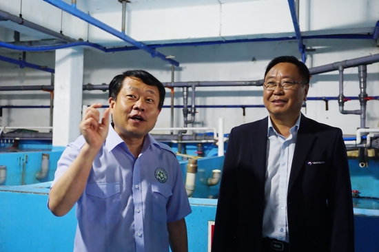 왼쪽 강릉수입식품검사소 한민구 주무관, 오른쪽 강릉수입식품검사소장 이병철
