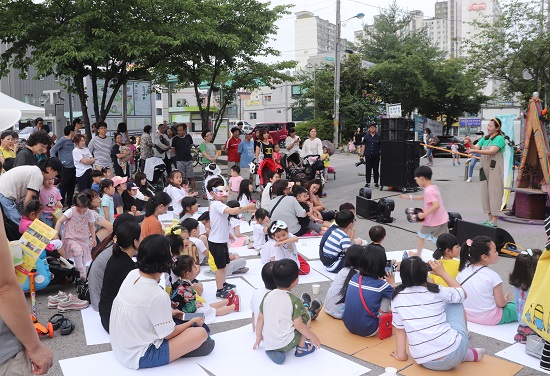 전철역 광장에서 다양한 공연과 체험 프로그램을 선보이는 올해 ‘예술열차 안산선’은 6월부터 10월까지 매달 마지막 주 수요일에 안산시를 지나는 4호선 주요 전철 역사 일대에서 펼쳐진다. 