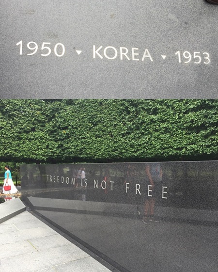 한국전쟁참전용사기념관에 새겨진 비문들.