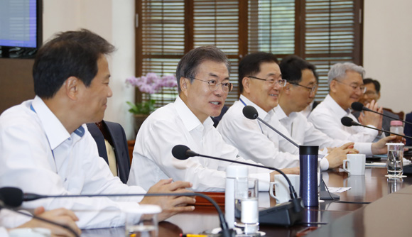 감기몸살에 걸려 지난달 28일부터 휴가를 내고 휴식을 취해 온 문재인 대통령이 2일 공식 출근해 청와대 여민관에서 열린 수석·보좌관회의를 주재하고 있다. (사진=저작권자(c) 연합뉴스, 무단 전재-재배포 금지)