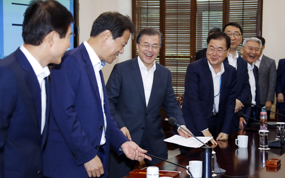 감기몸살에 걸려 지난달 28일부터 휴가를 내고 휴식을 취해 온 문재인 대통령이 2일 공식 출근해 청와대 여민관에서 열린 수석·보좌관회의를 주재하기 위해 입장하고 있다. (사진=저작권자(c) 연합뉴스, 무단 전재-재배포 금지)