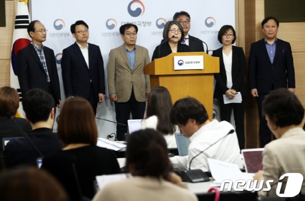 김영란 국가교육회의 공론화위원회 위원장이 16일 서울 세종대로 정부서울청사 별관에서 2022학년도 대입제도개편공론화위원회 2차회의 결과를 브리핑하고 있다.(출처=뉴스1)