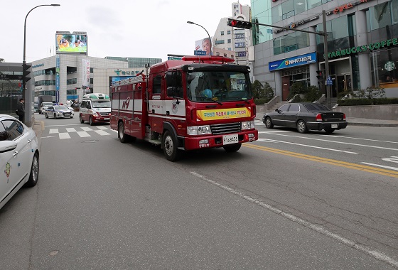 강원 춘천시 중앙로 일대에서 소방차 길 터주기 훈련이 진행되고 있다.(사진=저작권자(c)연합뉴스.무단전재-재배포금지)