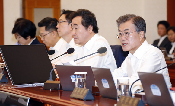문재인 대통령이 3일 오전 청와대에서 열린 국무회의를 주재하고 있다. (사진=저작권자(c) 연합뉴스, 무단 전재-재배포 금지) 