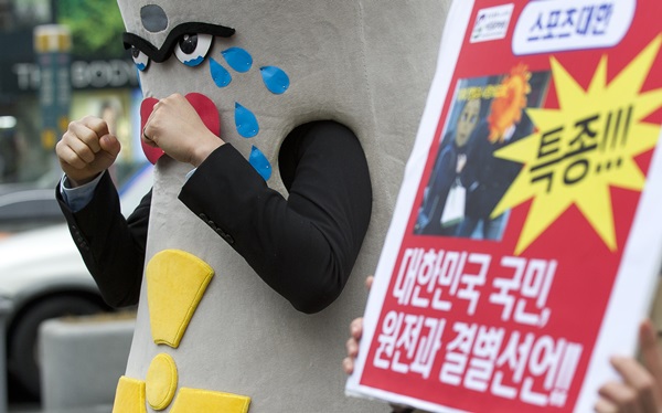 서울환경운동연합 회원들이 후쿠시마 사고 1년을 맞아 여론조사 결과 발표 및 퍼포먼스를 하고 있다.(출처=뉴스1)