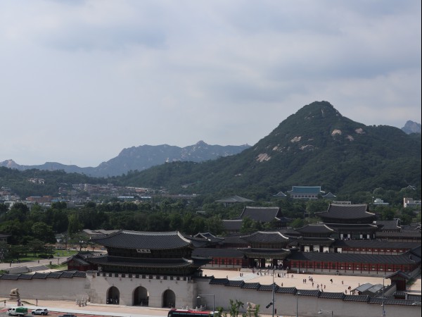 오른쪽 경복궁 경내