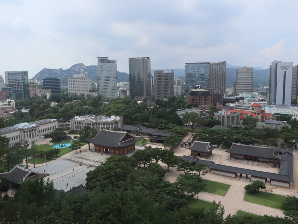 왼쪽 덕수궁 경내