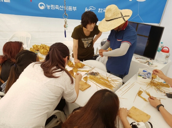 시민들이 여치집 만들기 체험을 하고 있다.