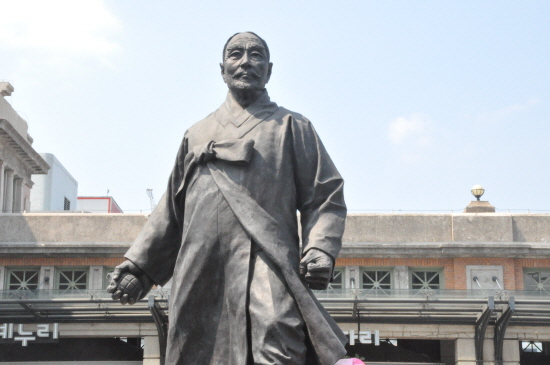 서울역에 있는 강우규 의사의 동상.