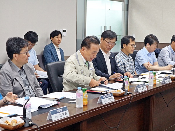 기업운영 중 애로사항을 설명하는 기업인 대표.