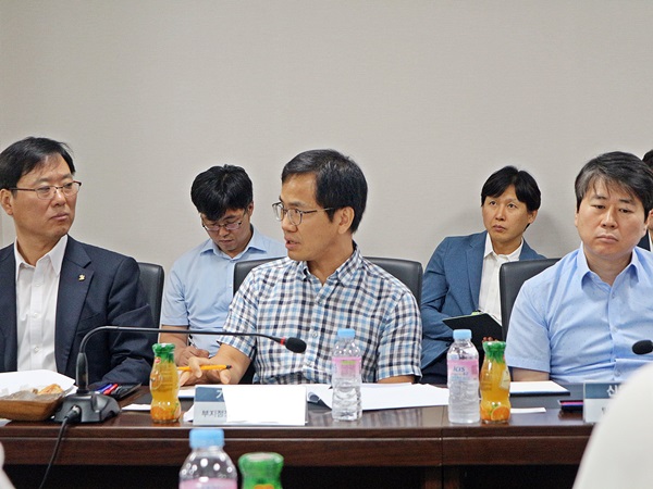 금융지원에 대한 안내를 하고 있는 기술보증보험 담당자.