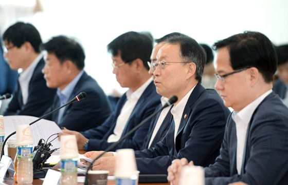 백운규 산업통상자원부 장관은 6일 한국기술센터 회의실에서 ‘미·중 무역분쟁 관련 실물경제 점검회의’를 주재한 자리에서 인사말을 하고 있다. (사진 = 산업통상자원부)