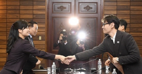 지난 20일 판문점 통일각에서 열린 예술단 실무접촉 종결회의에서 남측 수석대표로 나선 윤상 수석대표와 북측 현송월 삼지연관현악단 단장이 악수하고 있다.(출처=통일부) 