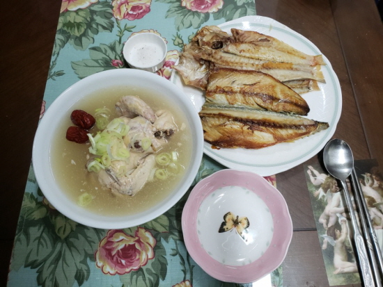 맛있는 삼계탕. 오른쪽은 제주 옥돔입니다.