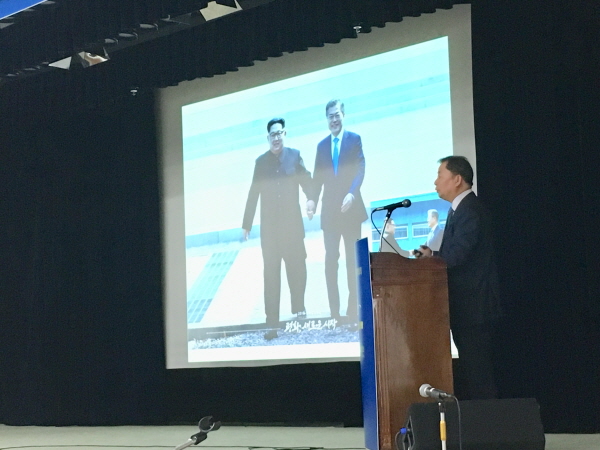 황인성 민주평통 사무처장이 특별강연을 하고 있다.