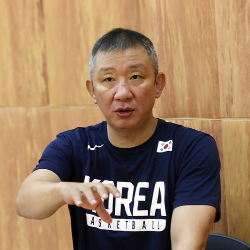 허 감독이 북한 농구팀에 대해 설명하고 있다.
