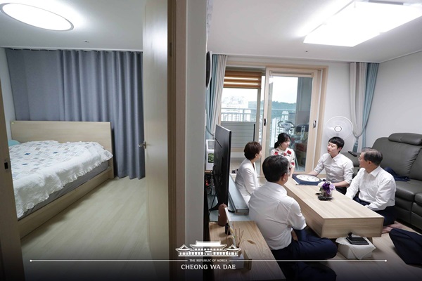 문재인 대통령이 5일 서울 구로구의 한 행복주택에 입주한 신혼부부의 집을 방문해 대화를 하고 있다.(출처=청와대)