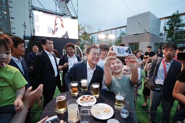 문재인 대통령이 5일 서울 구로구의 한 행복주택 아파트에서 열린