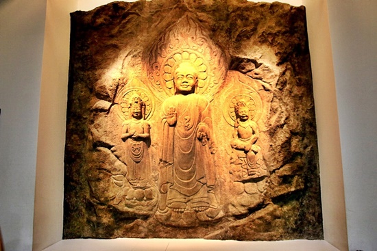 백제의 미소 서산마애삼존불상