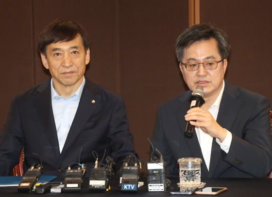 16일 오전 서울 중구 한국은행에서 열린 김동연 부총리 겸 기획재정부 장관과 이주열 한국은행 총재 조찬회동에서 김동연 부총리가 발언하고 있다. .(사진=저작권자(c) 연합뉴스, 무단 전재-재배포 금지)