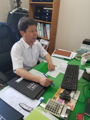 근무 중인 필자의 아버지 모습
