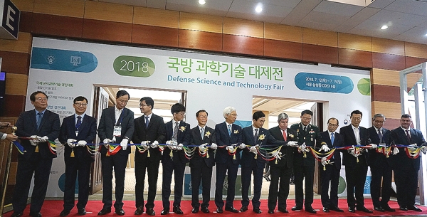 국방 과학기술을 사용한 듯 보이는 고급 가위로 테이프 커팅이 시작됩니다.