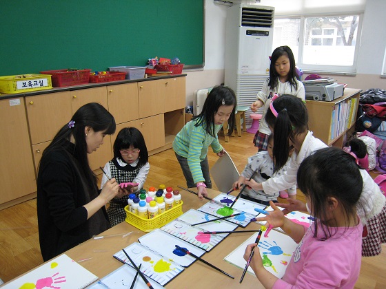 돌봄교실에 참여 중인 어린이들의 모습.(사진=저작권자 (c) 연합뉴스. 무단전재-재배포금지)