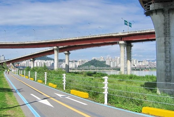 많은 사람이 이용하는 자전거 도로.