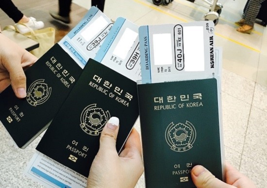 해외여행의 설렘에 늘 함께하는 여권.