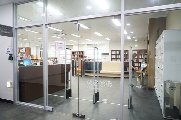 폐션관련 서적을 찾아볼 수 있는 패션라이브러리