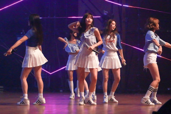 최선을 다해서 공연하는 오마이걸