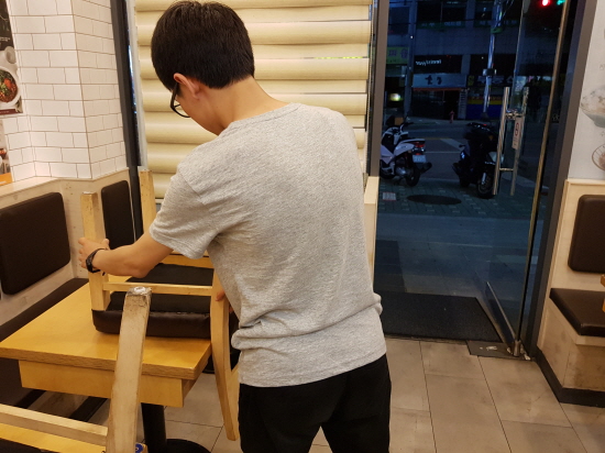 식당에서 아르바이트 중인 친구의 모습
