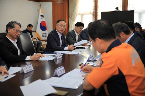 홍남기 국무조정실장이 25일 오전 서울 종로구 정부서울청사에서 라오스 세남노이 보조댐 사고 관련 관계기관 대책회의를 주재하고 있다.