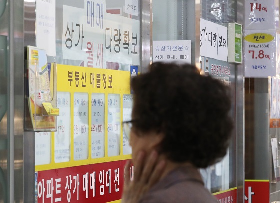 서울 송파의 한 고가 아파트 상가 부동산에 상가 매물 안내문이 써붙어 있다.(사진=저작권자 (c) 연합뉴스. 무단전재-재배포금지)
