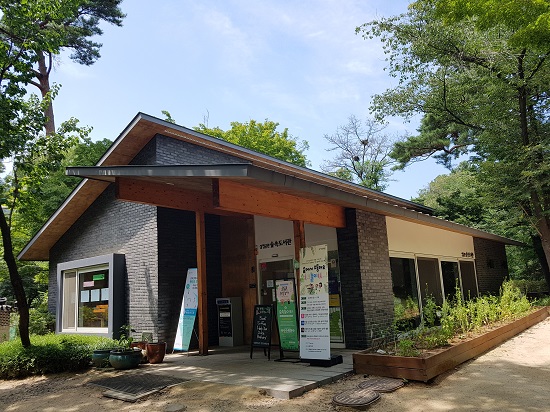 아기자기한 오두막집 삼청숲속도서관