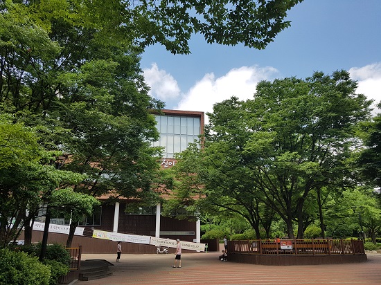 녹음 짙은 서대문구립이진아도서관